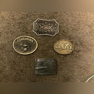 MIXED LOT OF BRASS & PEWTER BELT BUCKLES.